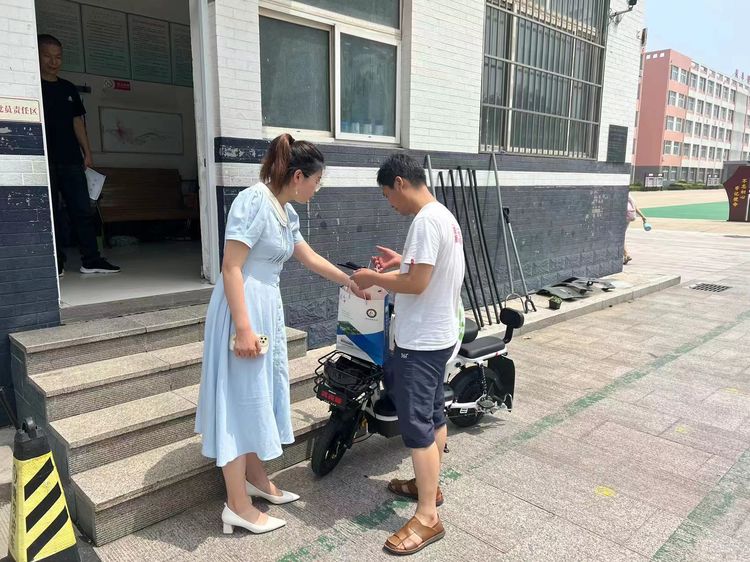 不畏酷暑做“邮差”——潍坊国开中学老师亲 ...